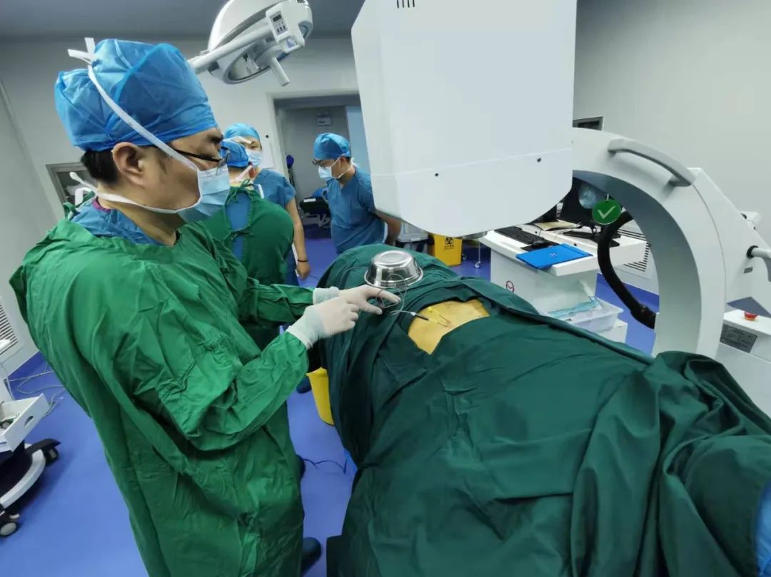 不要让腰椎间盘突出成为你全身最突出的亮点丨陕西冶金医院骨科有办法！