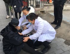 男子突然跌倒街头 巧遇陕西冶金医院义诊医生及时施救
