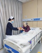 精准治疗除腰疼丨朱老太感激送锦旗