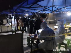 连夜奋战&middot;全员核酸丨陕西冶金医院医护人员连夜驰援雁塔区核酸检测