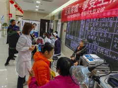 这一扎一敷，腿一下就能抬起来了丨陕西冶金医院义诊义治活动现场真实记录