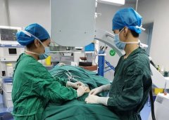 女子双膝关节痛苦不堪言，医生巧手&ldquo;融&rdquo;断神经缓解多年病痛